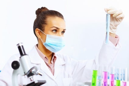 Žena v laboratóriu skúma výsledky odobratej vzorky.