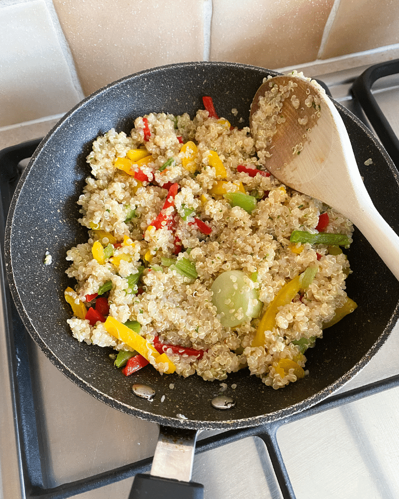 Tento recept na sladké zemiaky plnené quinoou s tahini je ideálny na ľahký obed alebo ľahkú večeru. Obsahuje veľa rastlinných bielkovín. Použite zeleninu, ktorá môže byť buď čerstvá, alebo z mrazničky. Recept vhodný aj pre histaminikov.
