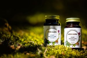 masticha herb alerg, prírodný produkt na liečbu alergií je položený v lese na zelenom machu pri strome.